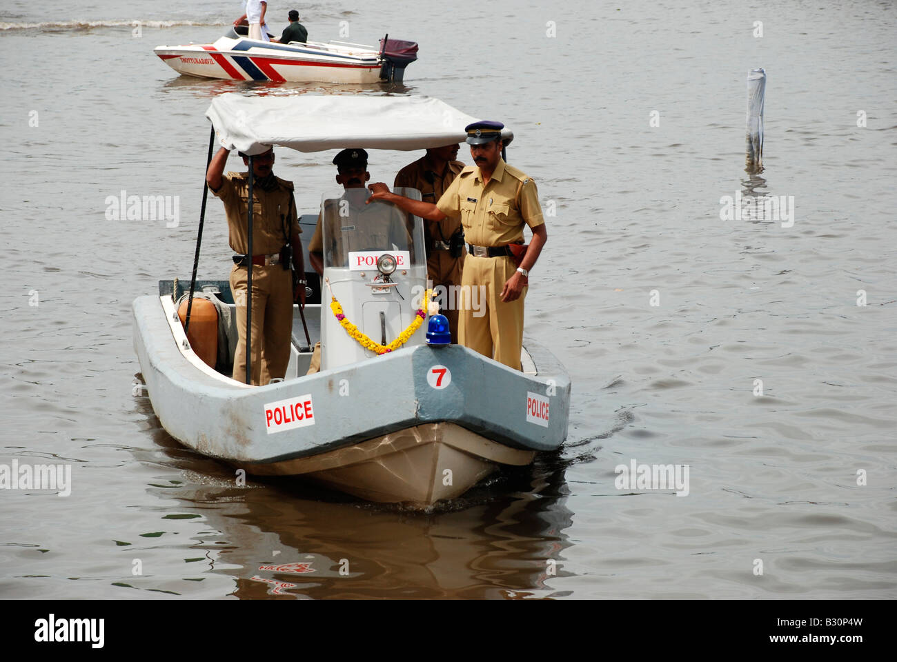 La patrouille policière à Nehru Trophy boat race à Alleppey, Kerala, Inde Banque D'Images