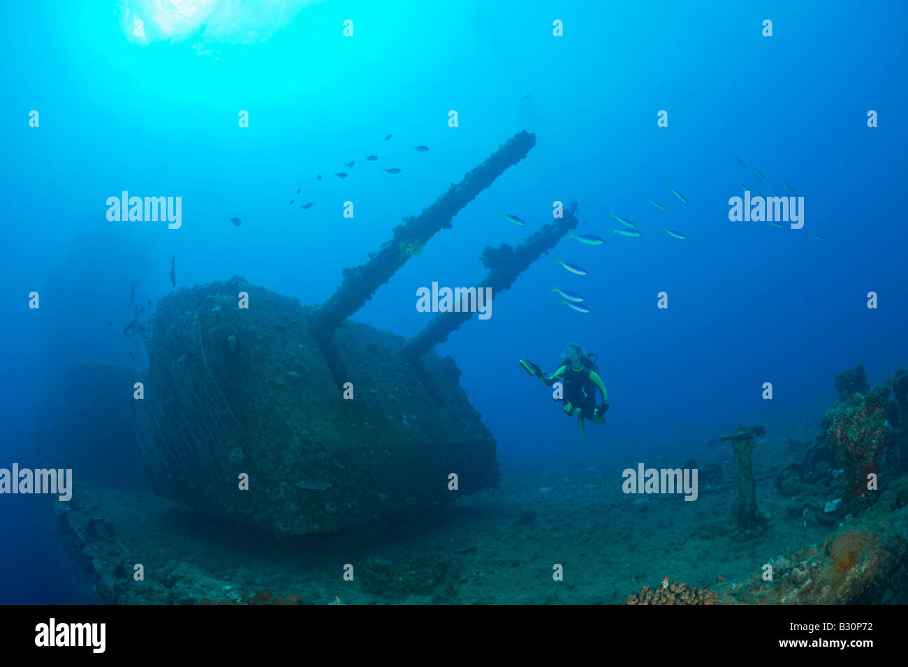 Plongeur et Twin 8 po calibre 55 Canon sur le USS Saratoga atoll de Bikini des Îles Marshall Micronésie Océan Pacifique Banque D'Images