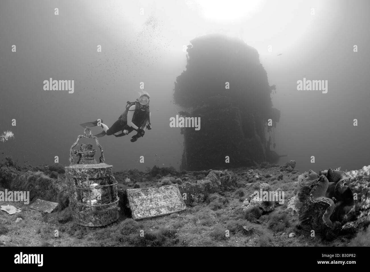 Diver trouve artefacts sur Envol du USS Saratoga atoll de Bikini des Îles Marshall Micronésie Océan Pacifique Banque D'Images