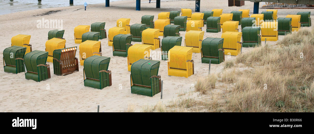 Chaises de plage vacants Banque D'Images