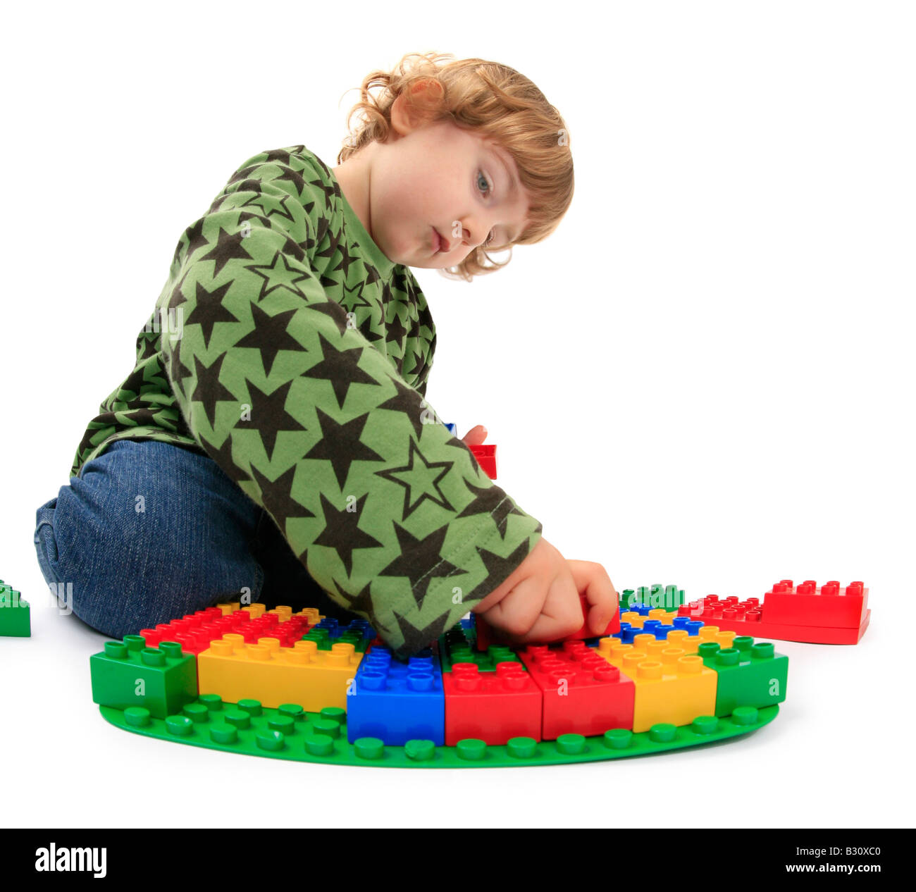 Petit Garçon jouant avec des briques Lego Banque D'Images Petit Garçon jouant avec des briques Lego Banque D'Images