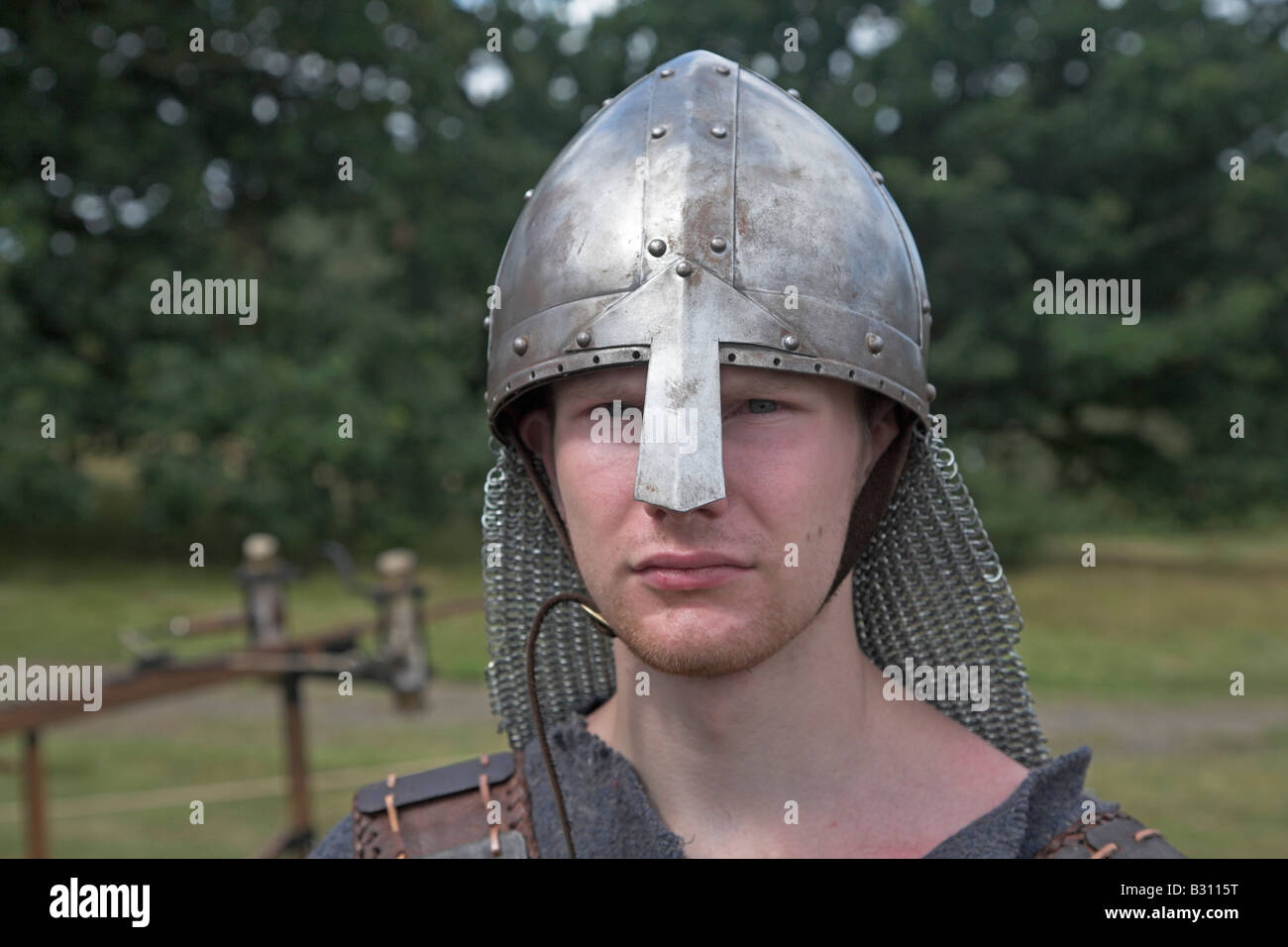 Jeune homme portant un casque de romano-période au cours de l'histoire vivante re-enactment Banque D'Images