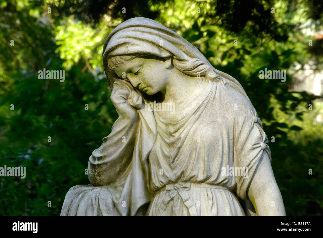 Statue d'une femme qui pleure sur la tombe Banque D'Images