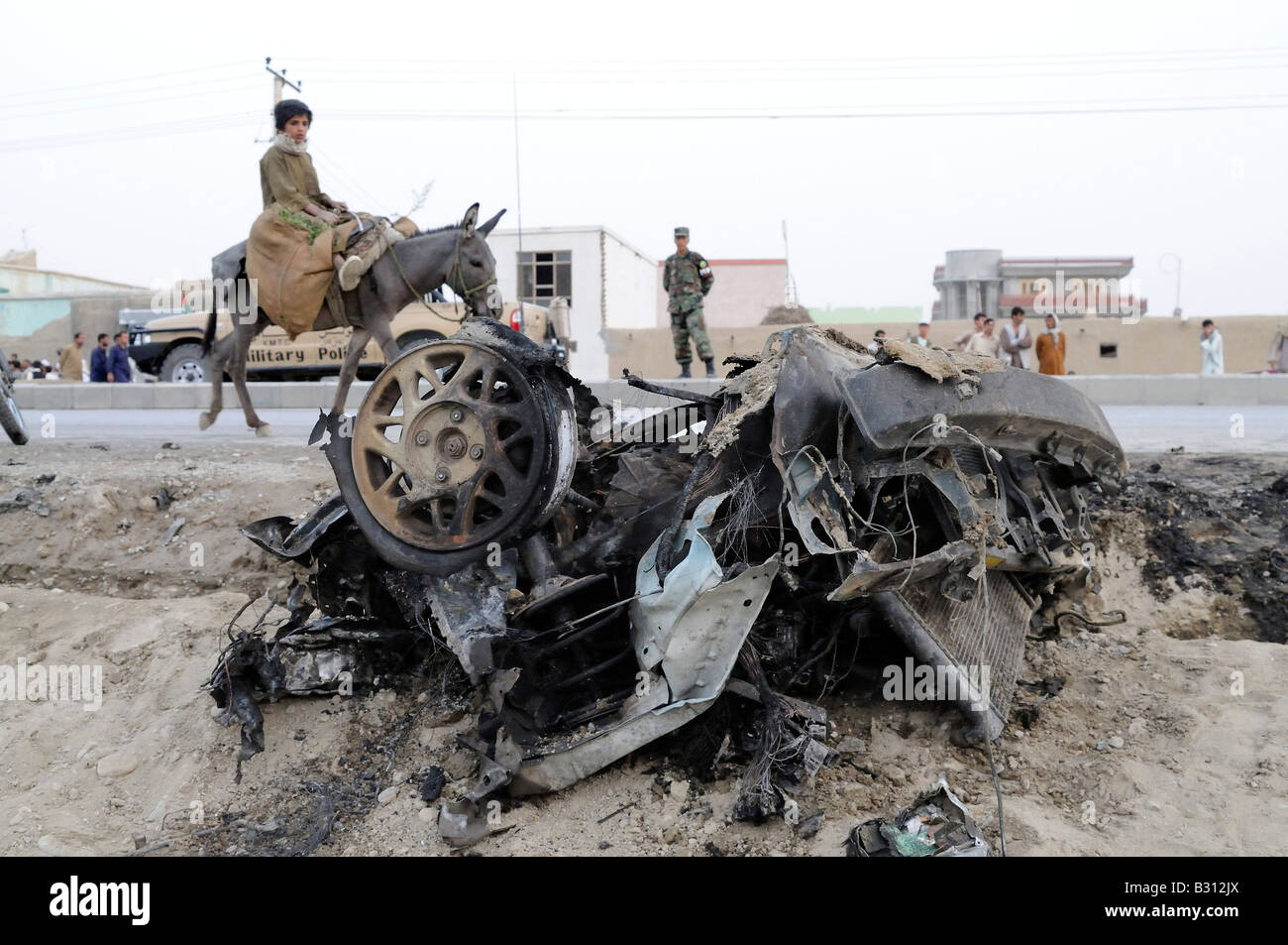 Un kamikaze a foncé dans sa voiture un convoi de l'OTAN le lundi 11 octobre 2008 à Kaboul Afghanistan selon des rapports au moins Banque D'Images