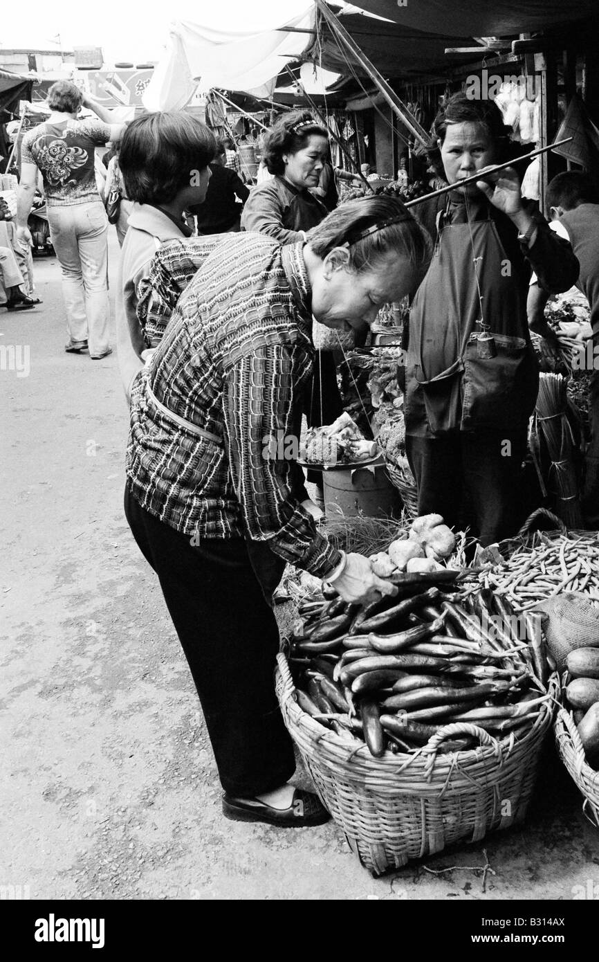 Légumes frais de pesage Stanley Market Hong Kong 1979 Banque D'Images