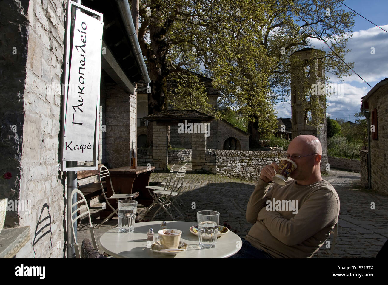 L'Épire Grèce Zagororia Megalo Papigko villages situés dans le Parc National de Vikos Aoos'à un café en plein air Banque D'Images