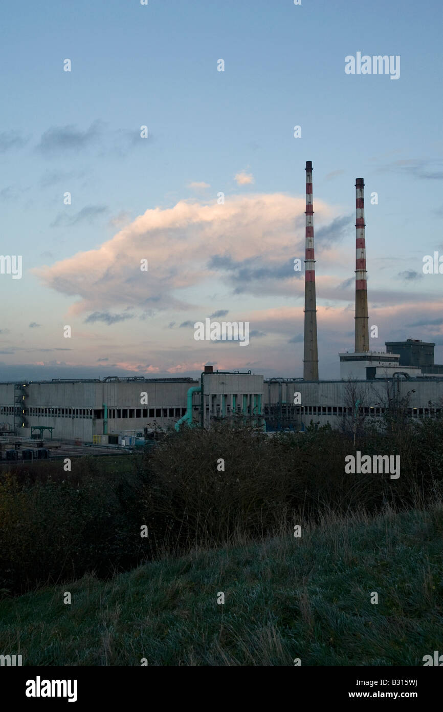 Les tours de refroidissement de Poolbeg Sandymount strand dans la baie de Dublin. Banque D'Images