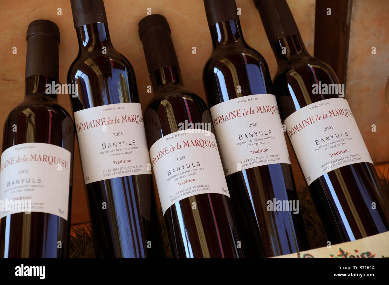 Des bouteilles de vin SUR MARKET STALL Banque D'Images