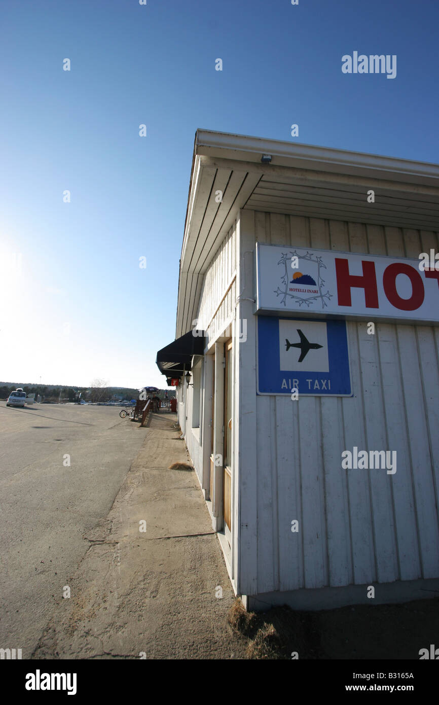 Panneau indiquant à un service de taxi aérien à côté d'un lac dans le Nord de la Finlande. Banque D'Images