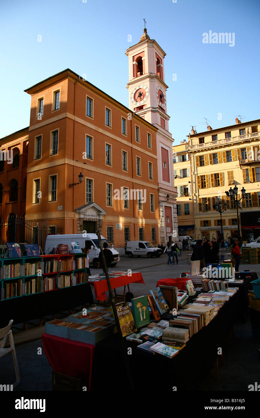 Marché du livre en place Rosetti au coeur de la vieille ville de Vieux Nice, Côte d'Azur, France Banque D'Images