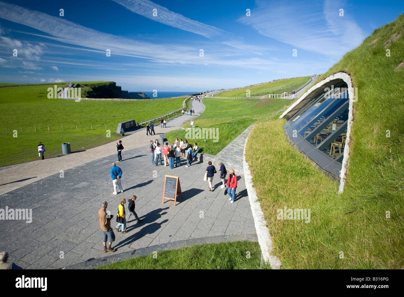 Les touristes à l'extérieur du centre pour visiteurs les Falaises de Moher. Le comté de Clare, Irlande Banque D'Images