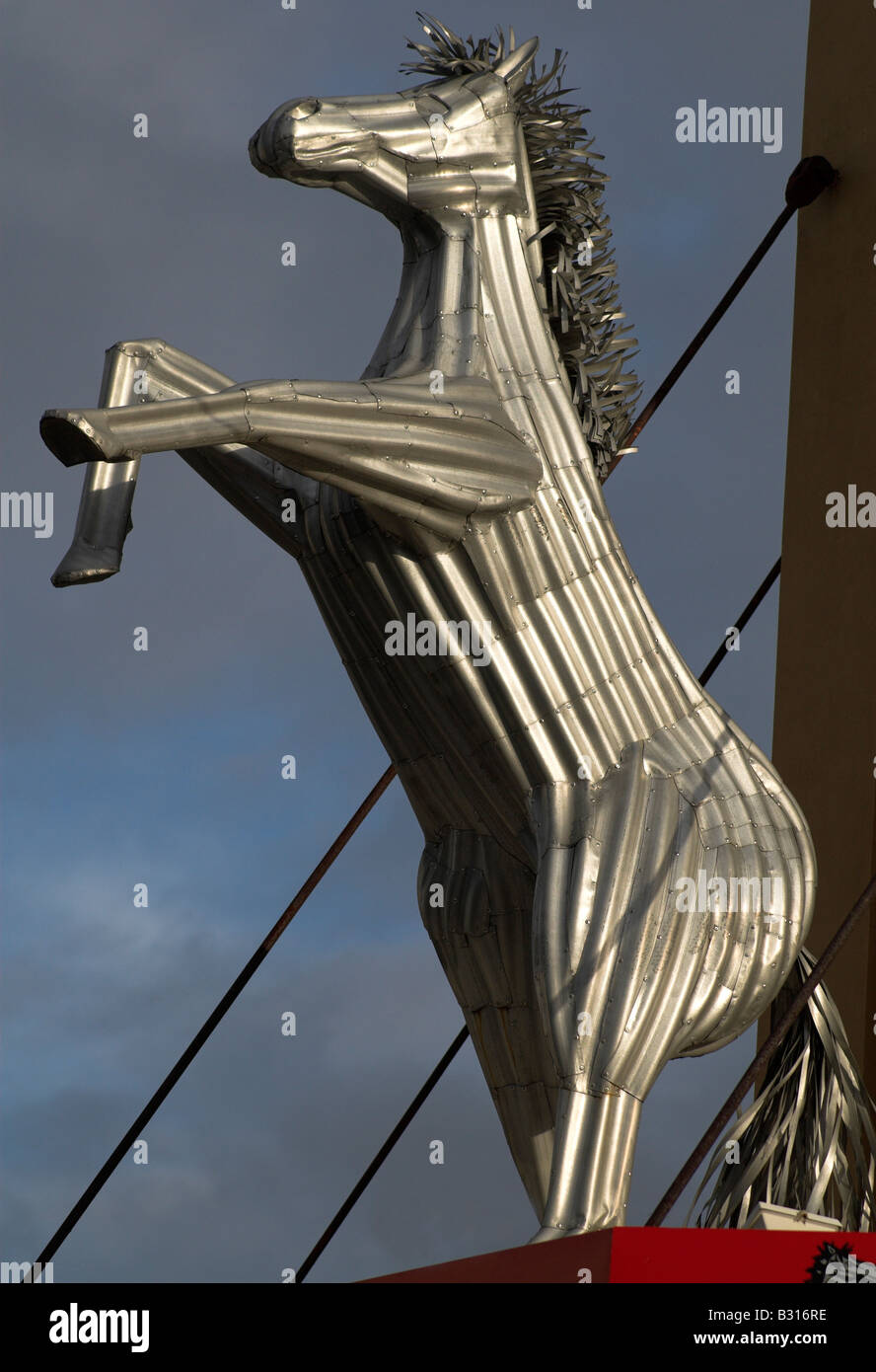Sculpture cheval de fer au-dessus d'une entreprise de travail des métaux dans la banlieue de Melbourne, Australie Banque D'Images