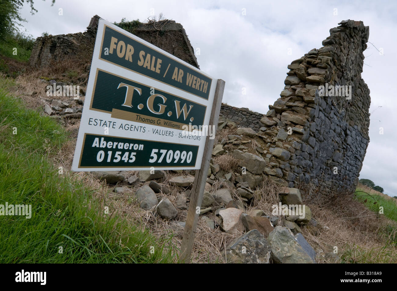 Agent immobilier signe par ruiné rurales maison à vendre ceredigion Pays de Galles UK - pas de toit, murs juste décomposé Banque D'Images