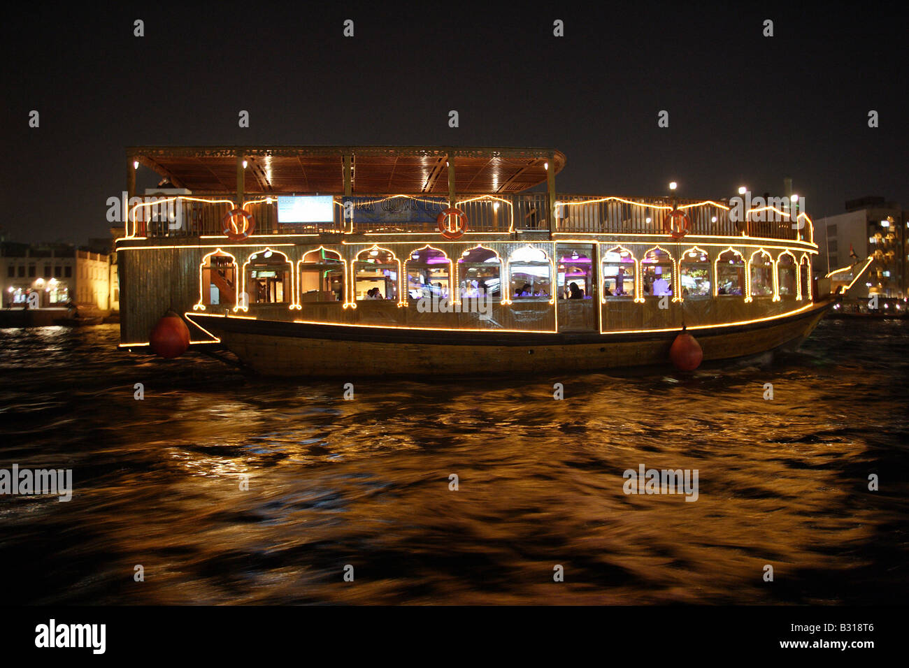Voile sur la Crique de Dubaï, la nuit, Dubaï, Émirats Arabes Unis Banque D'Images