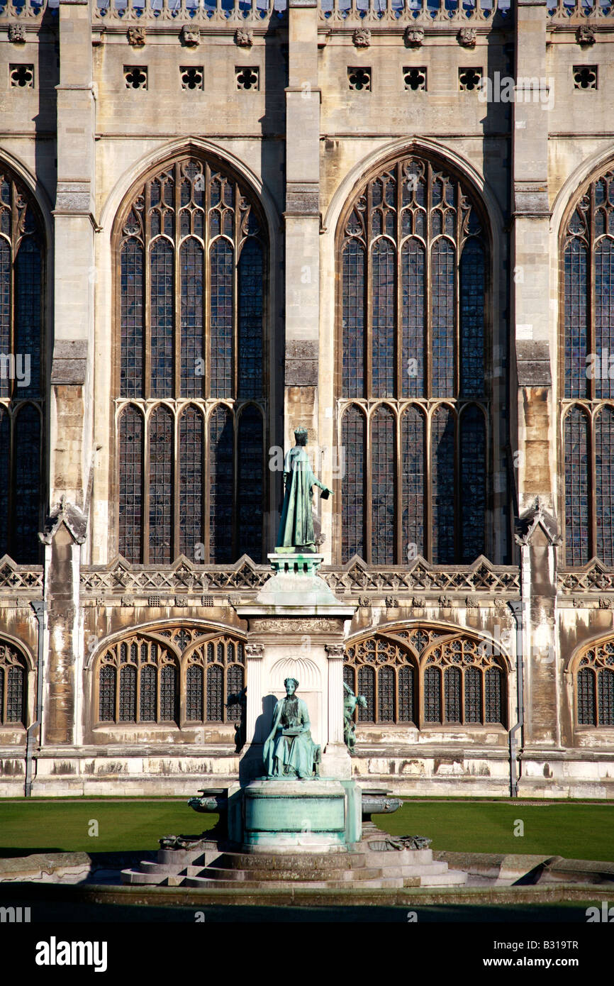 Statue du Roi Henry VI en face de l'immeuble de Gibbs de l'Université King's College Cambridge City Cambridgeshire England Angleterre UK Banque D'Images