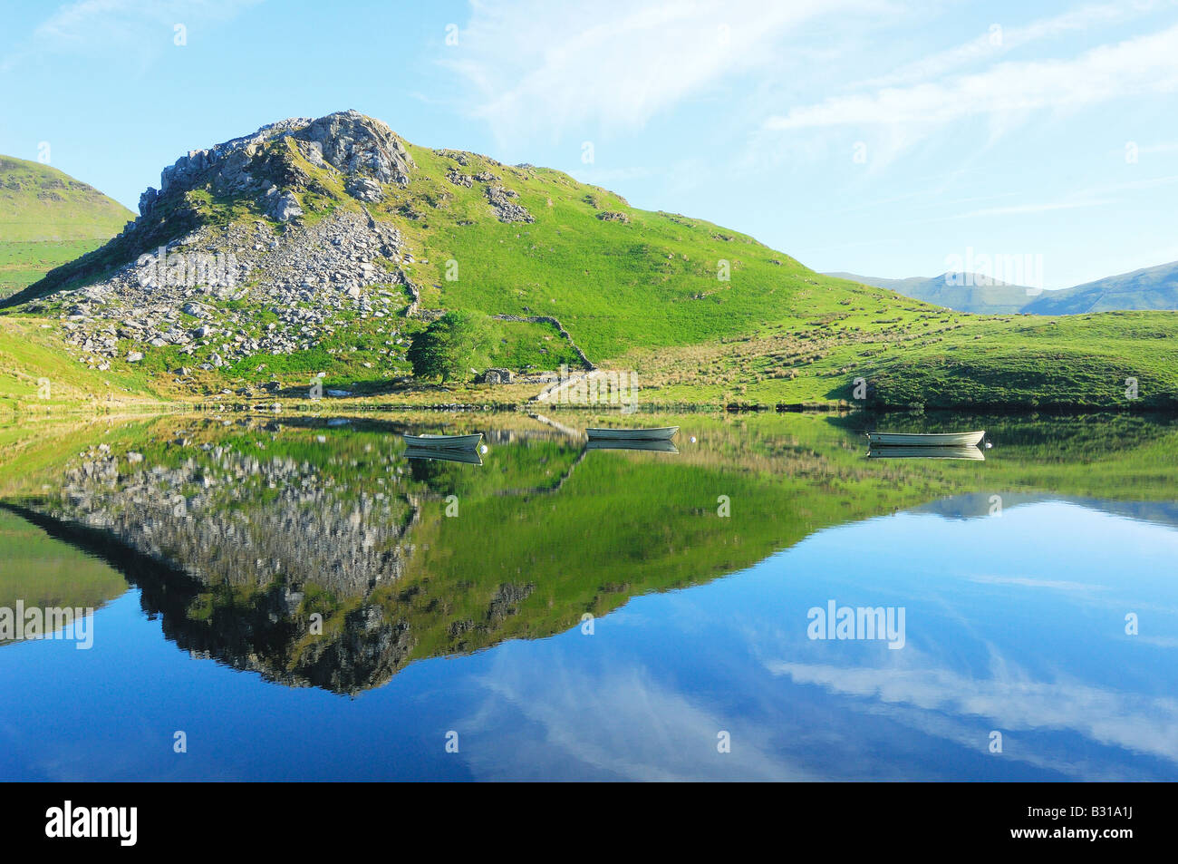 Un beau matin calme à Llyn Dywarchen Snowdonia National Park dans le Nord du Pays de Galles Banque D'Images