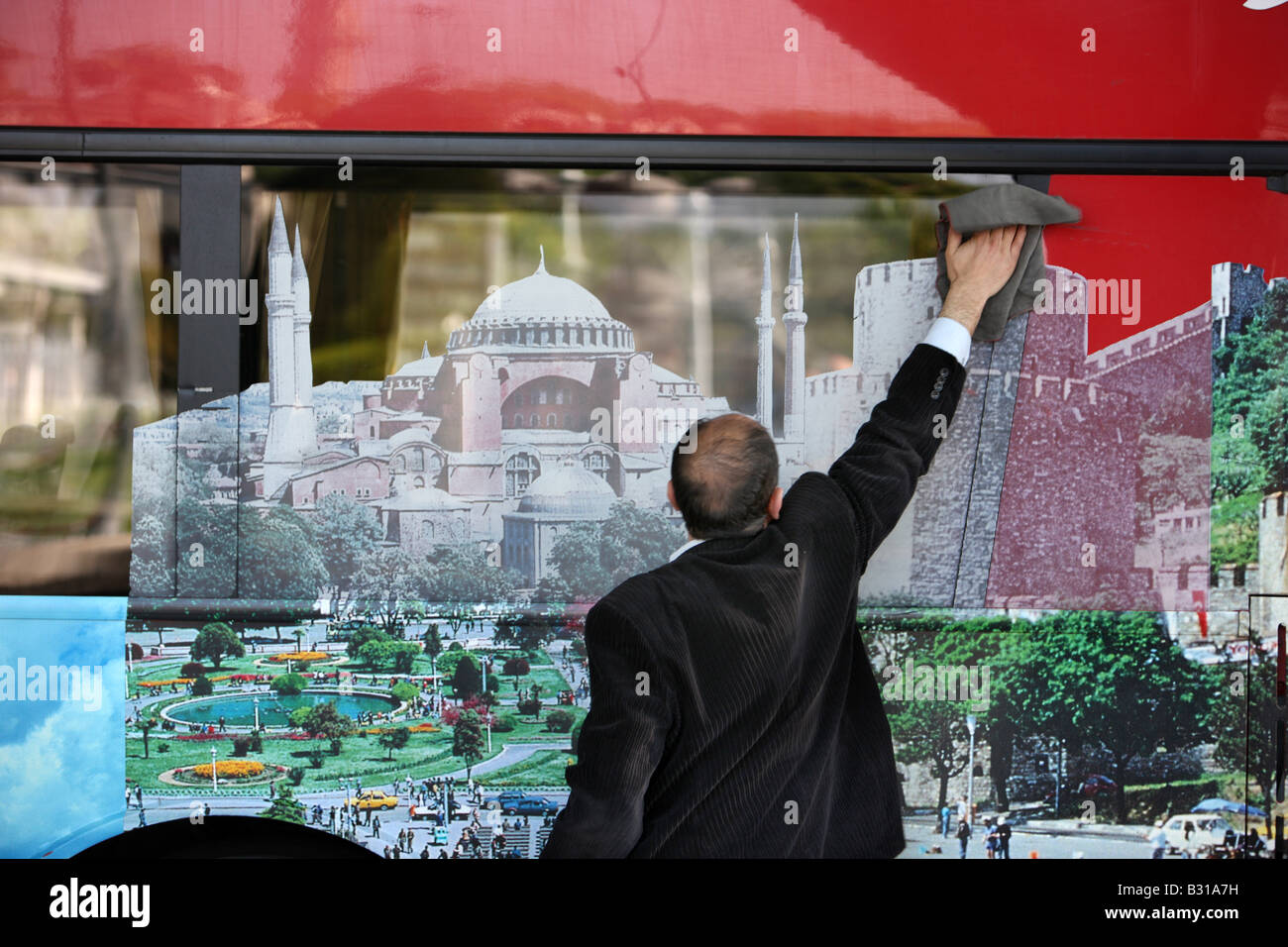 TUR Turquie Istanbul : un chauffeur de bus d'un bus touristique est nettoyer les fenêtres Banque D'Images