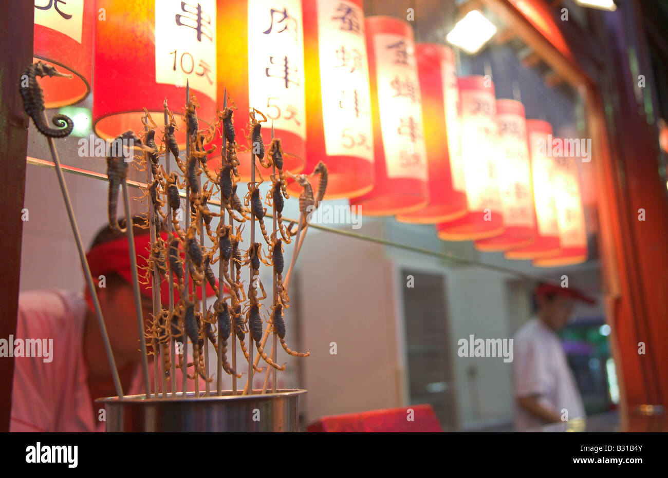 Le marché de nuit de Wangfujing stands de vente de nourriture Snack food exotiques y compris des scorpions sur des bâtons à Beijing, Chine. Banque D'Images