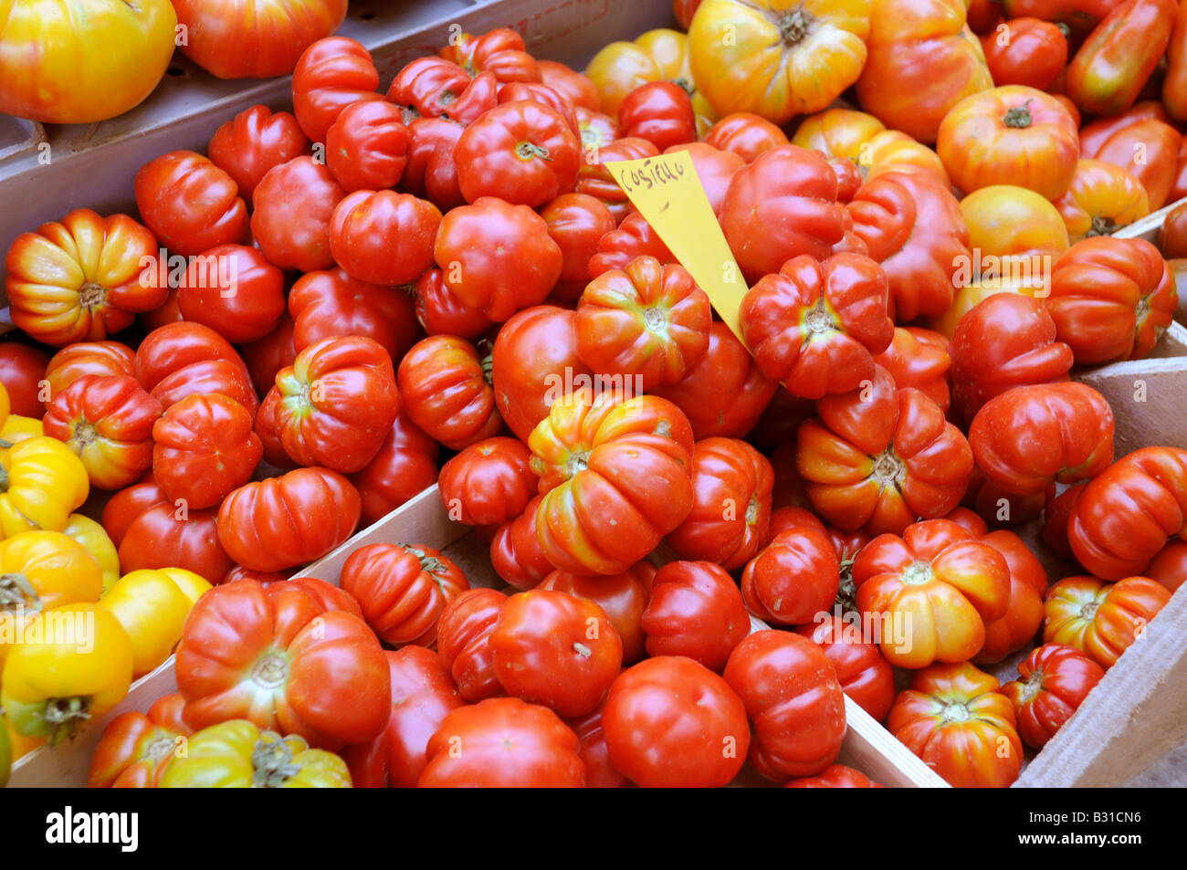 Tomates SUR MARKET STALL Banque D'Images