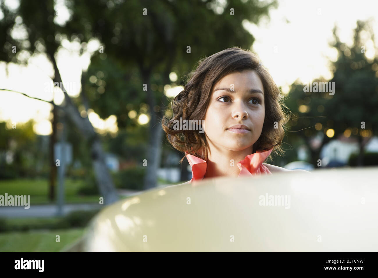 Jeune femme prom goer par côté de voiture Banque D'Images