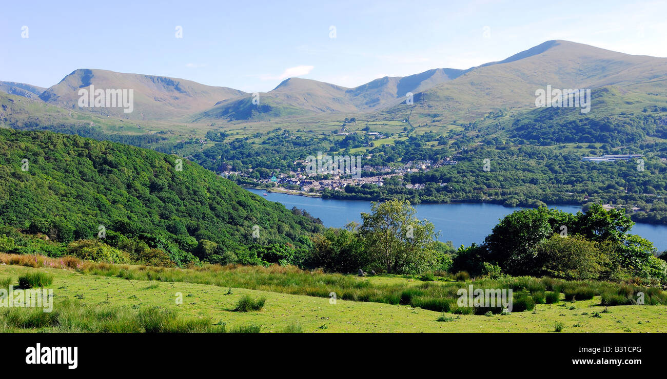 La vue sur Llyn Padarn dans le parc national de Snowdonia avec la ville de Llanberis au milieu distance Banque D'Images