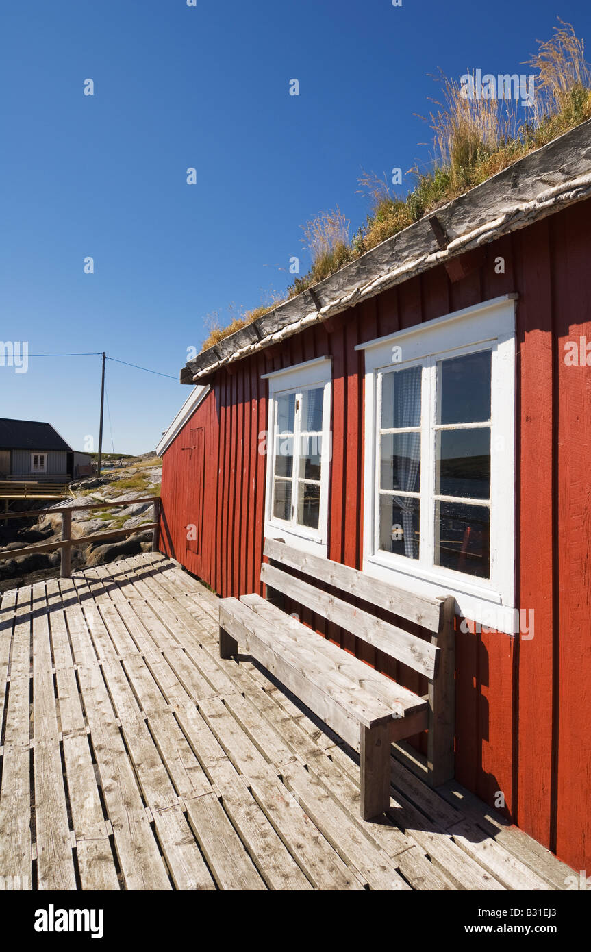 Balcon avec banc. Dans Sørgjaeslingan Vikna, la Norvège. Banque D'Images