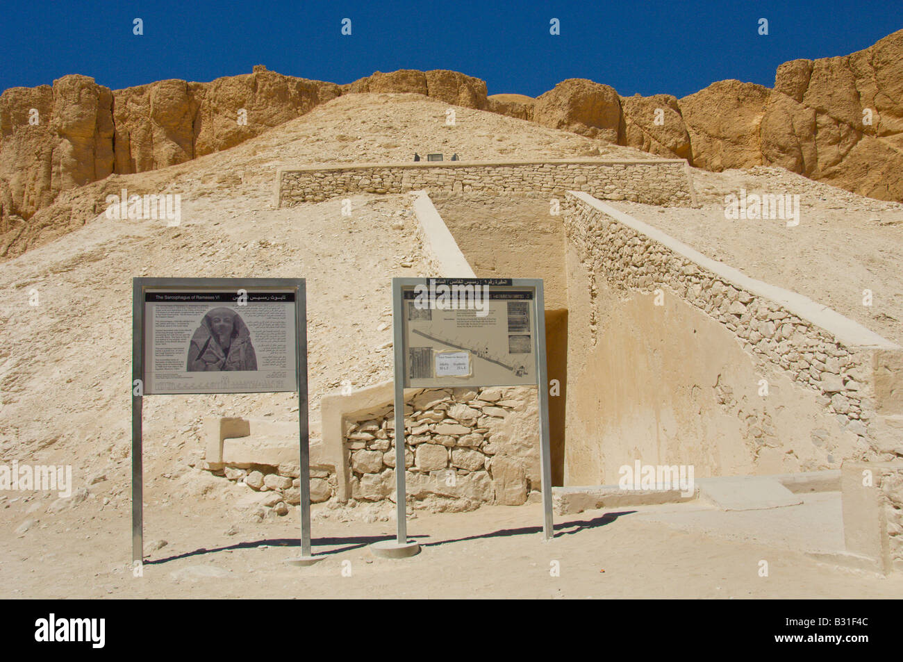 La tombe de Ramsès VI et sarcophage dans la colline sur la rive ouest du Nil à Louxor en Égypte Banque D'Images