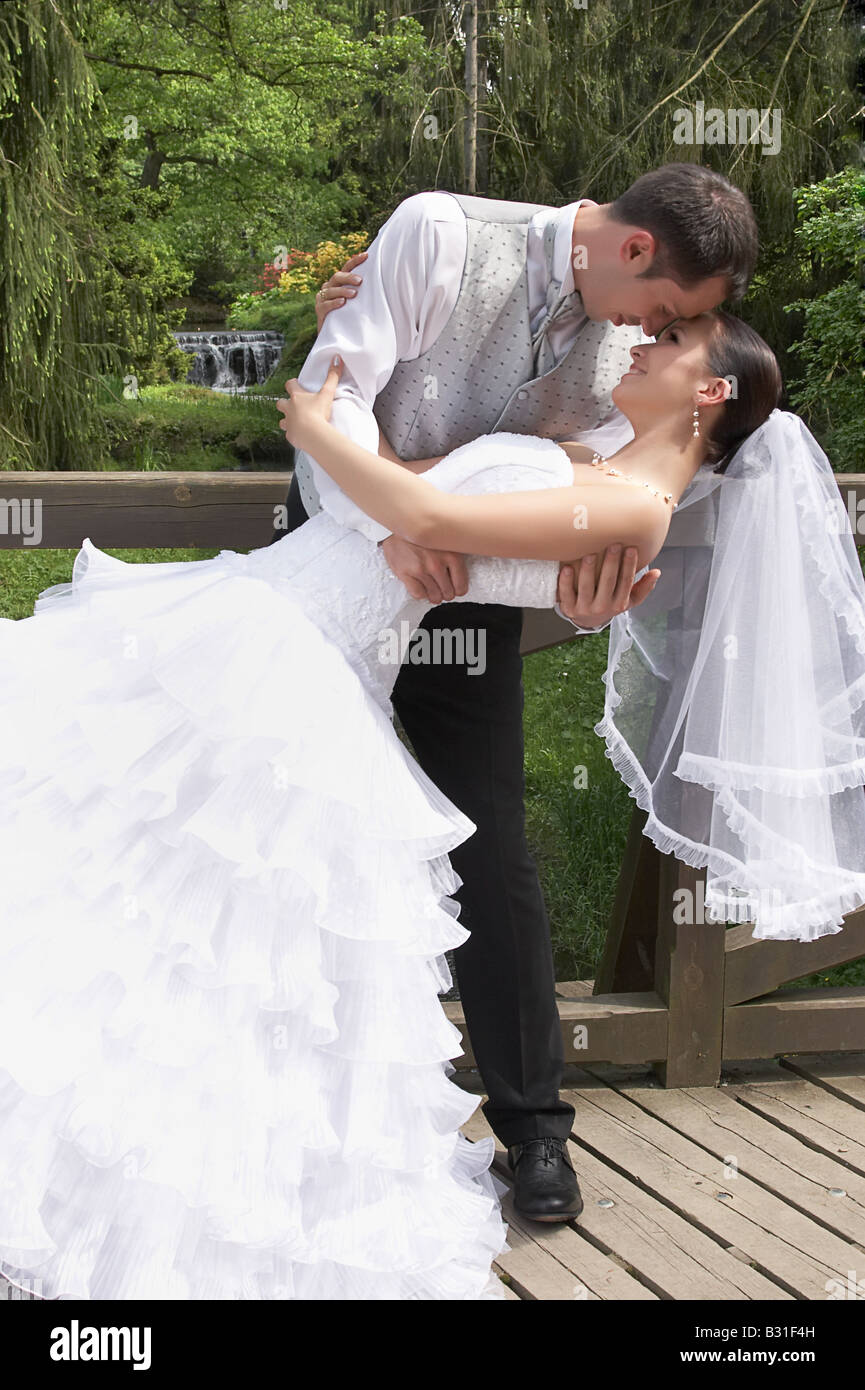 Époux et belle mariée en blanc sur le mariage au park Banque D'Images