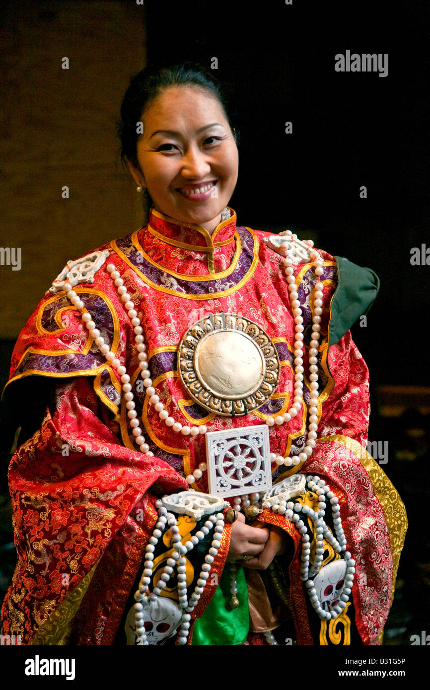 Une femme en costume traditionnel mongol effectue durant le 14e Dalaï-lama enseignements en octobre 2007 CENTRE CULTUREL tibétain Banque D'Images