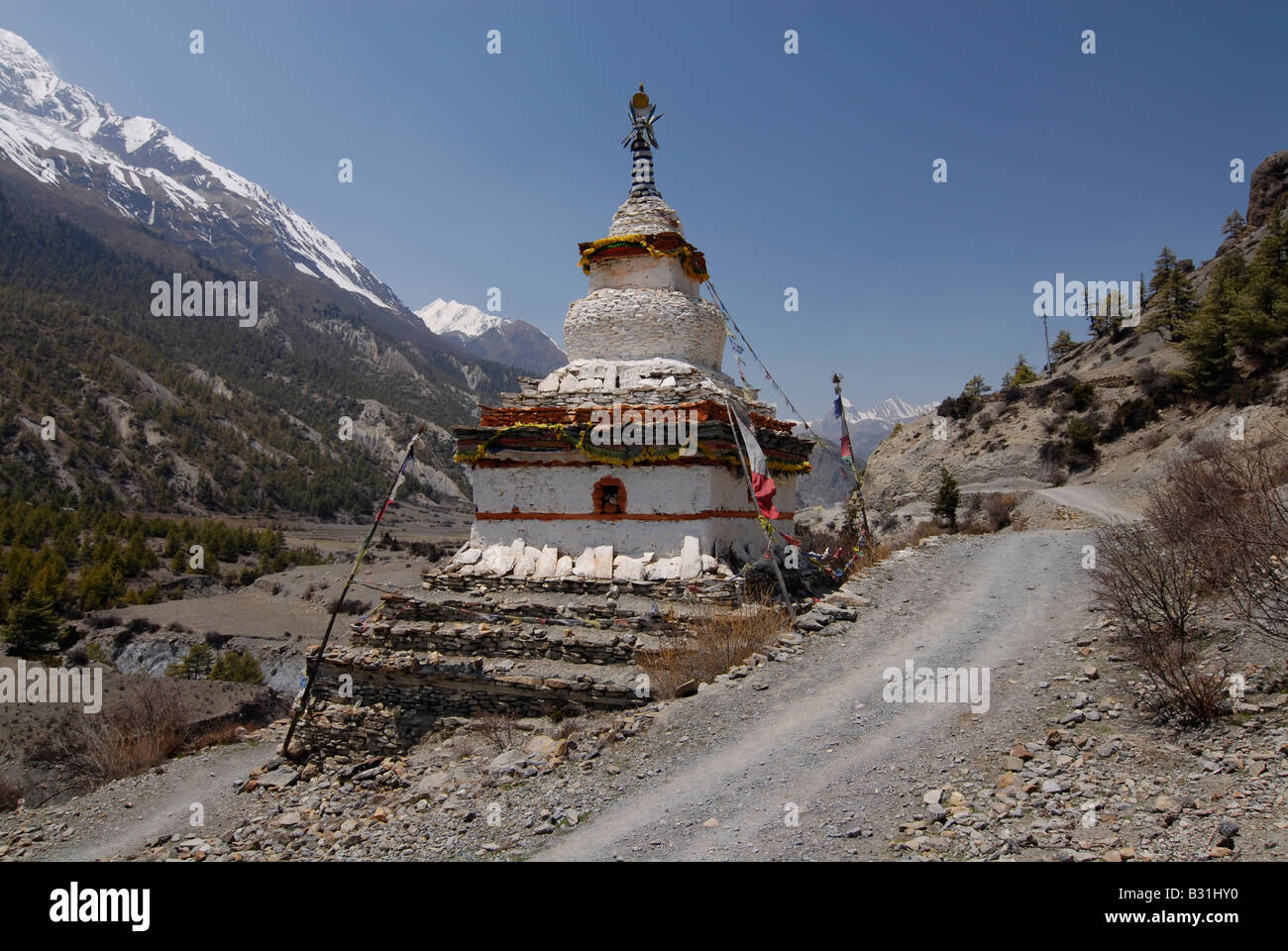 Un stupa bouddhiste à côté de l'Annaurna-Circuit du chemin de trekking, le Népal Himalaya Banque D'Images