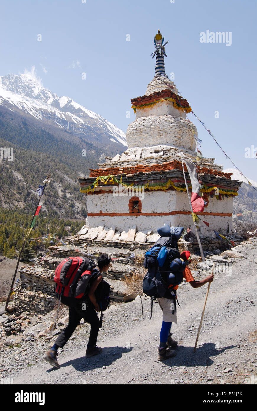 Deux randonneurs à pied un passé sur le stupa bouddhiste Annapurana-circuit du trekking, Himalaya, Népal Banque D'Images