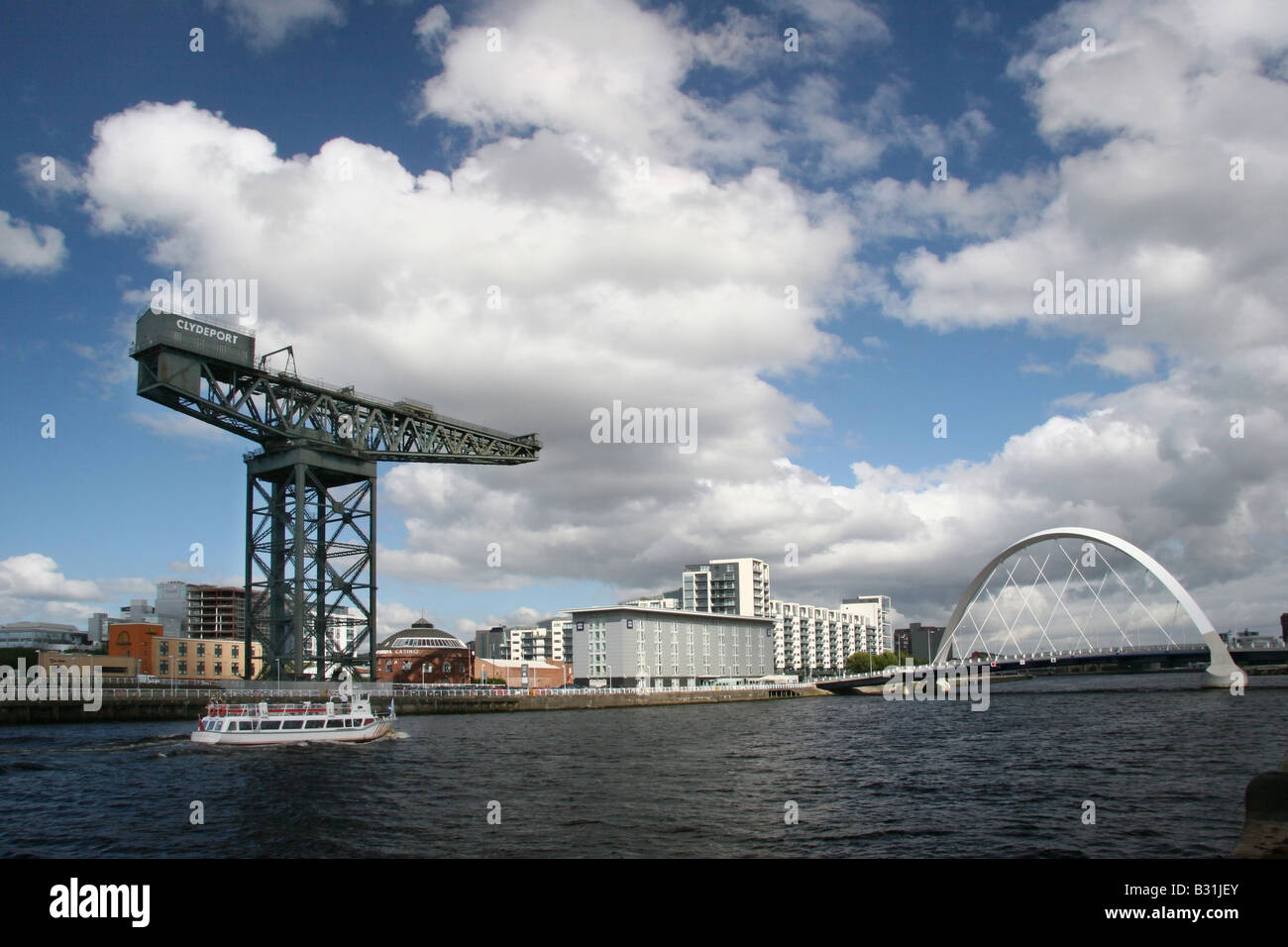 Fierté o la Clyde River Bus sur la rivière Clyde à Glasgow Finnieston Crane le passage Banque D'Images