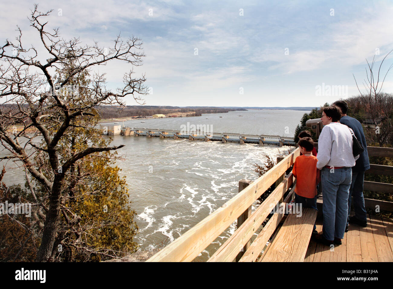 À LA FAMILLE À L'USINE HYDROÉLECTRIQUE SUR LA RIVIÈRE ILLINOIS À PARTIR D'UNE PLATE-FORME D'OBSERVATION DANS STARVED ROCK STATE PARK PRÈS DE UTICA Banque D'Images