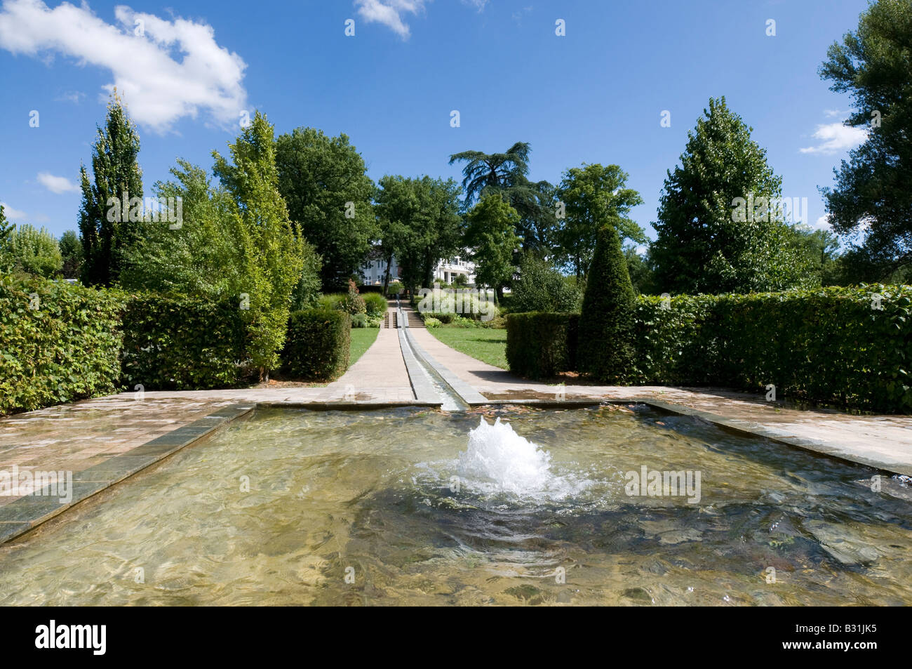 L'eau du spa qui se jettent dans la piscine en plein air, spa Thermes du Connétable, La Roche Posay, Vienne, France. Banque D'Images