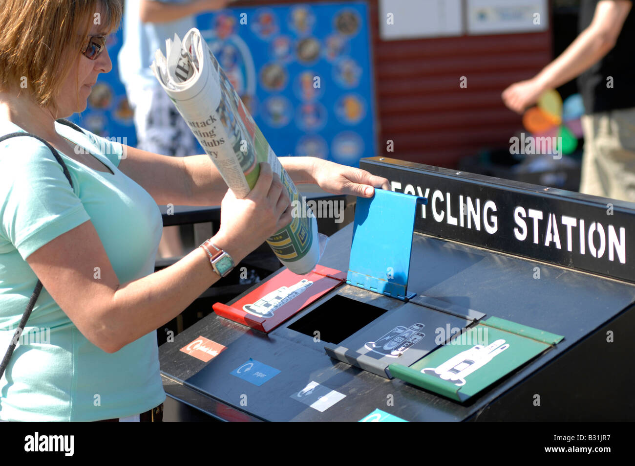 Le recyclage des journaux, femme la Grande-Bretagne, Royaume-Uni Banque D'Images