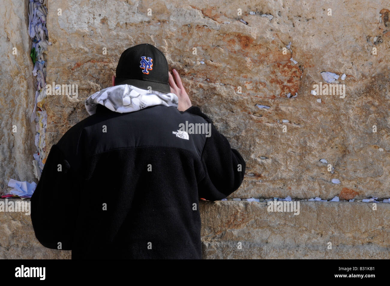 Une jeune touriste juif américain prie au Mur occidental (Kotel) à Jérusalem, lieu saint du judaïsme site mondial. Banque D'Images