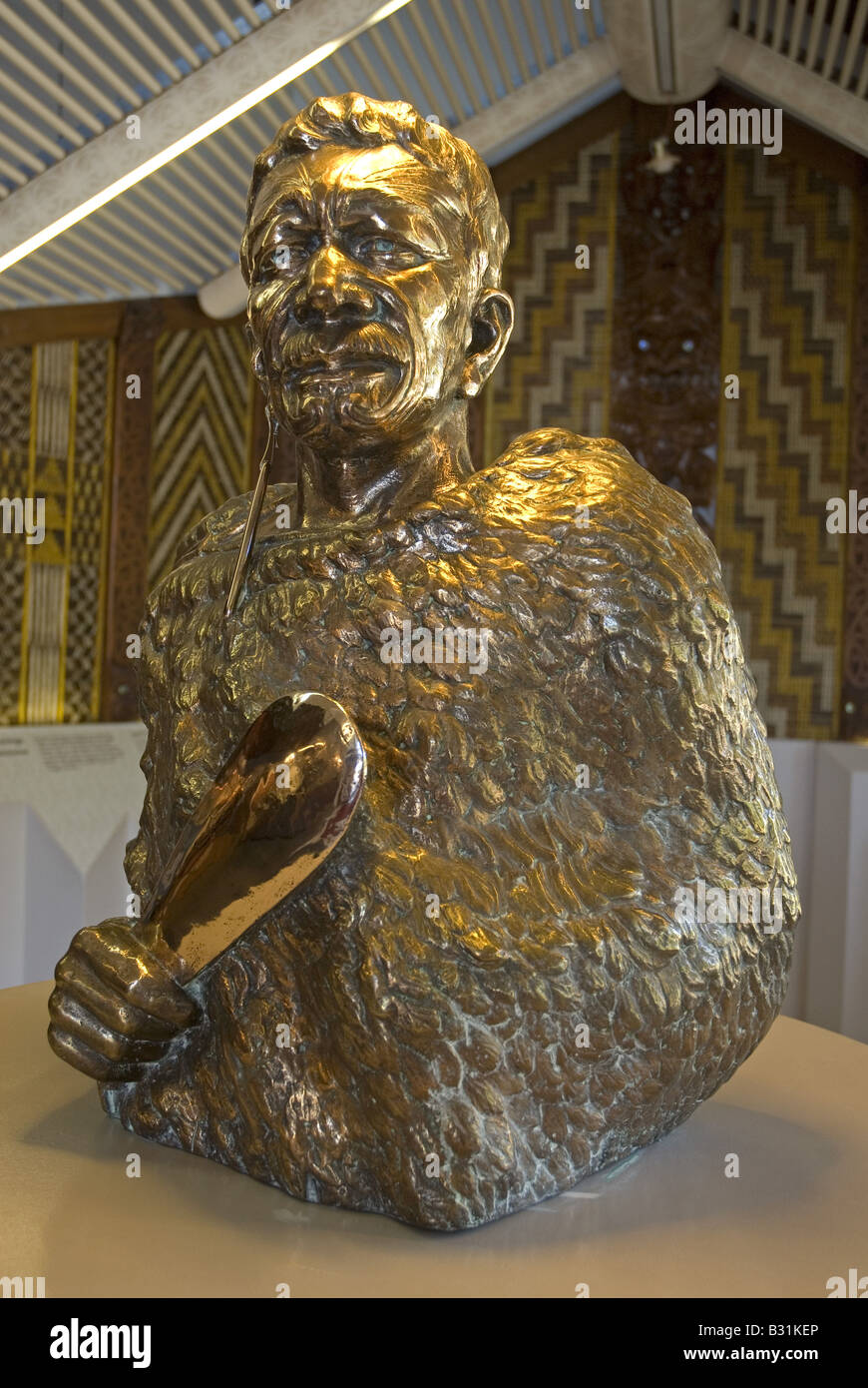 Statue en bronze de Horonuku, chef suprême, au vistor center whakapapa, Parc National de Tongariro, Nouvelle-Zélande Banque D'Images