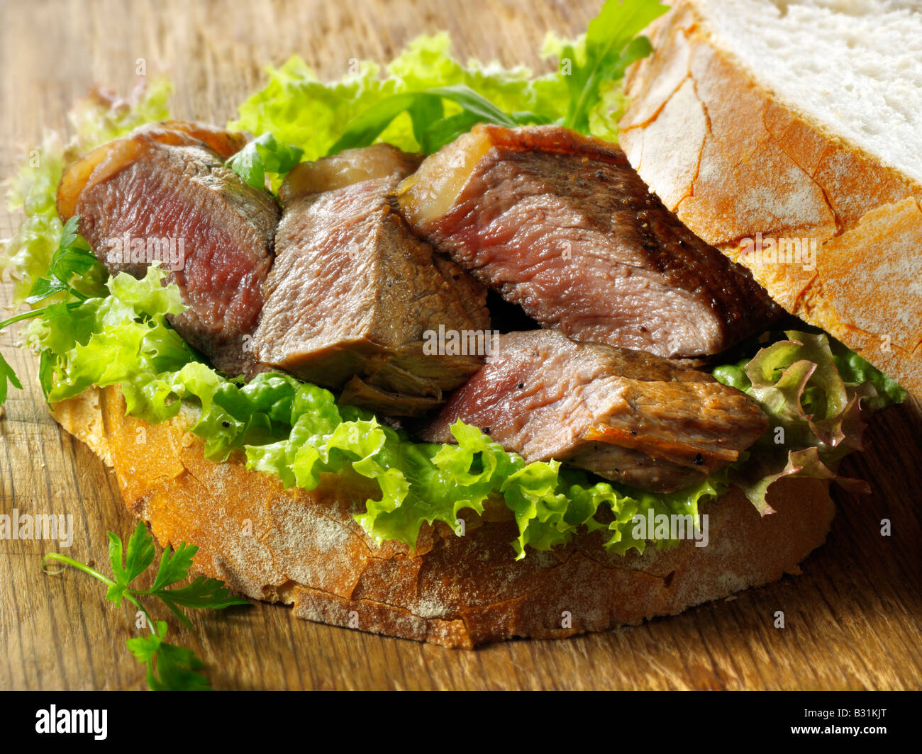 Steak de faux filet de boeuf avec salade sandwich Banque D'Images
