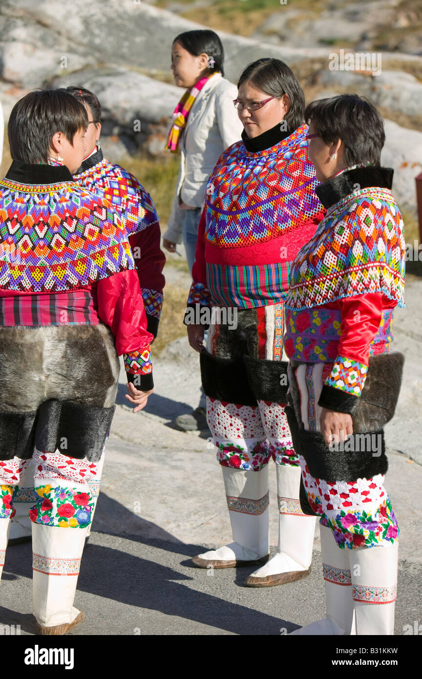 Les femmes portant des Inuits groenlandais traditionnel costume national ou  Kalaallisuut à Ilulissat, au Groenland Photo Stock - Alamy