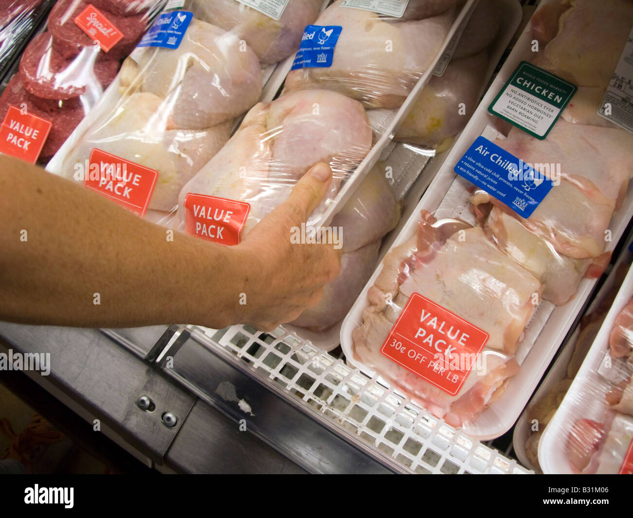 Packs de poulet à la vente à un supermarché Whole Foods, dans le quartier de Chelsea à New York Banque D'Images