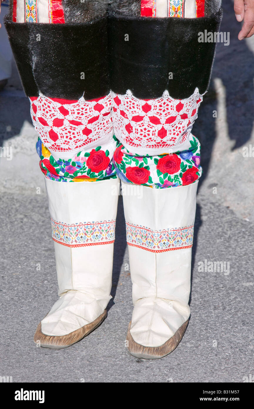 Les femmes portant des Inuits groenlandais traditionnel costume national ou Kalaallisuut à Ilulissat, au Groenland Banque D'Images