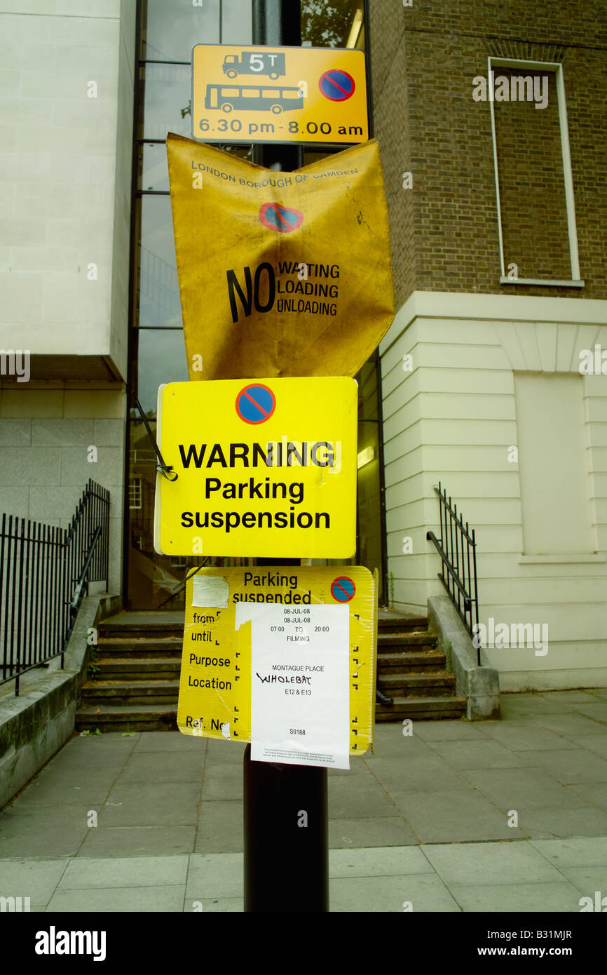 Pas de parking de stationnement en suspension suspension avertissement sur les restrictions lampost Conseil transport Londres Angleterre Royaume-Uni Grande-Bretagne Banque D'Images