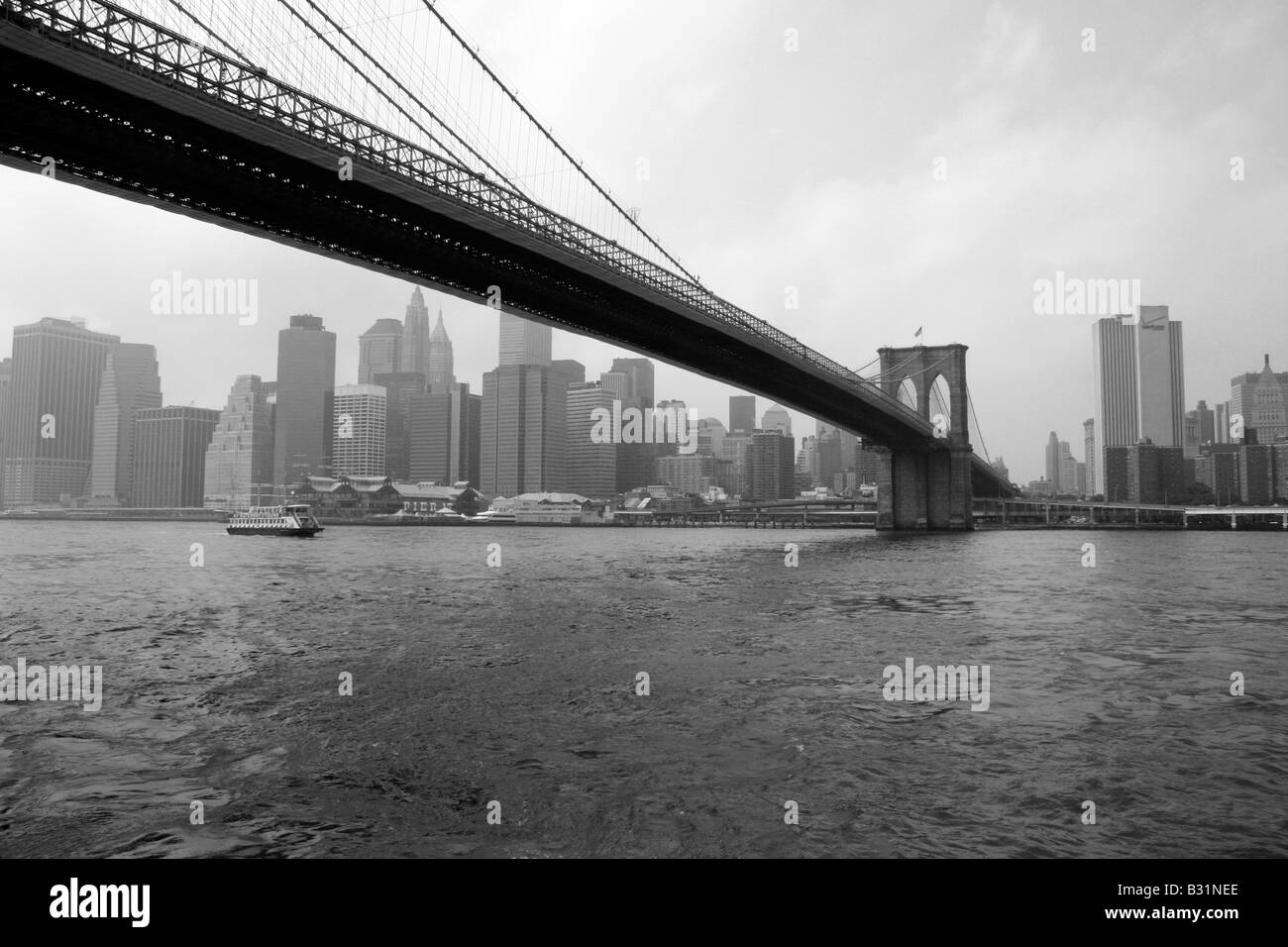 Le Pont de Brooklyn et Manhattan vu de - Empire Fulton Ferry State Park. Banque D'Images