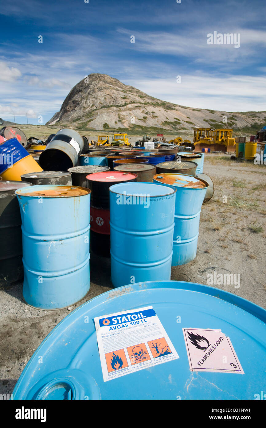 Barils de pétrole abandonnés sur un pourboire à Kangerlussuag au Groenland Banque D'Images