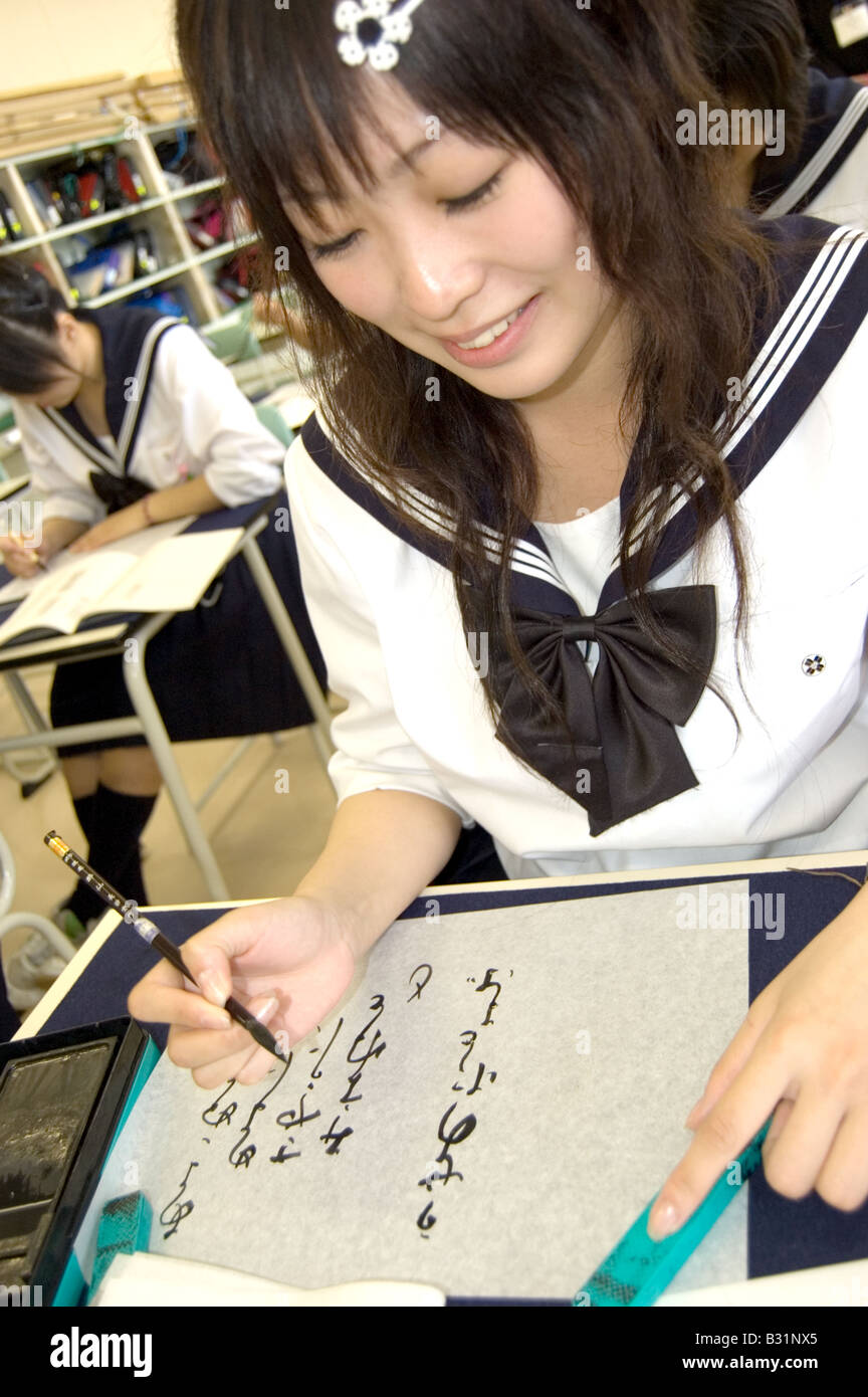 Recherche avancée étudiant la pratique de la calligraphie dans une école japonaise Banque D'Images