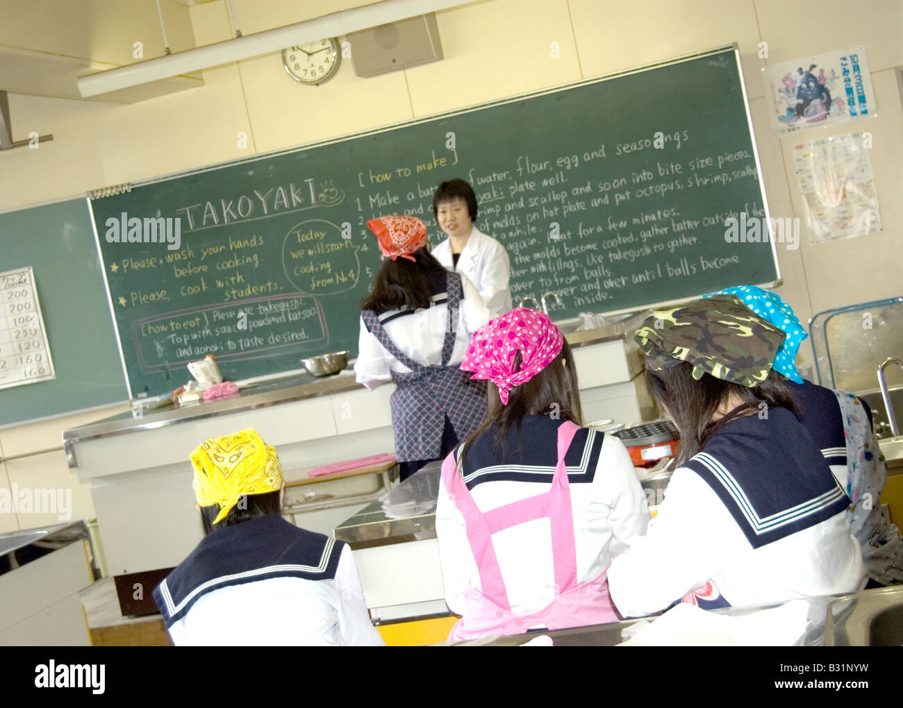 Cours de cuisine dans une école intermédiaire japonais Banque D'Images