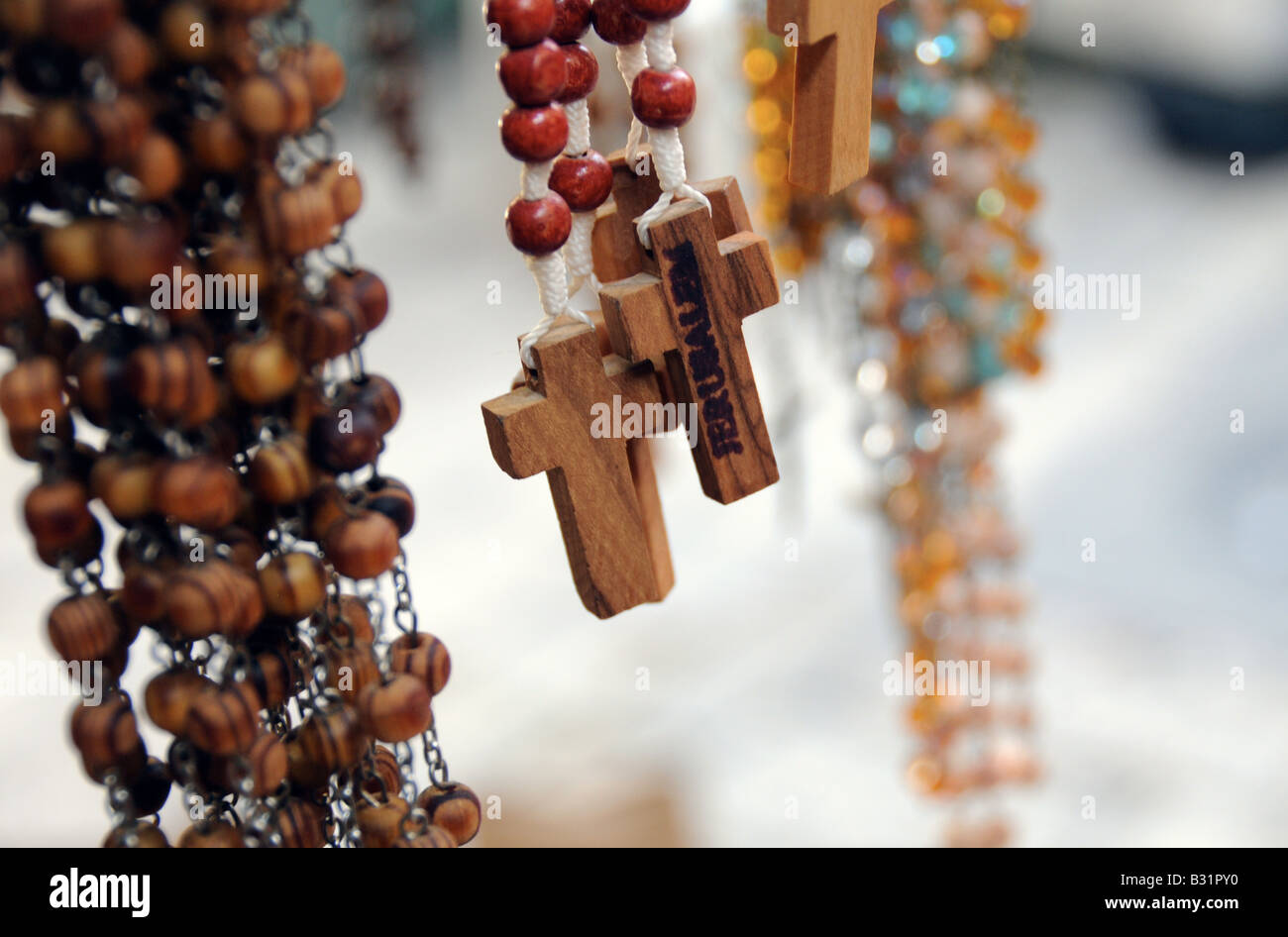 Chapelet et symboles du christianisme sur vente en dehors de l'église de la Resurection dans le quartier arabe de la vieille ville de Jérusalem. Banque D'Images