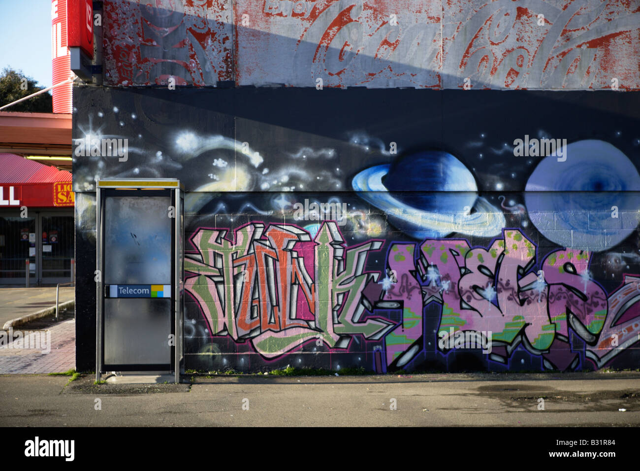Cabine téléphonique et graffiti art paysage urbain Palmerston North Nouvelle Zélande Banque D'Images