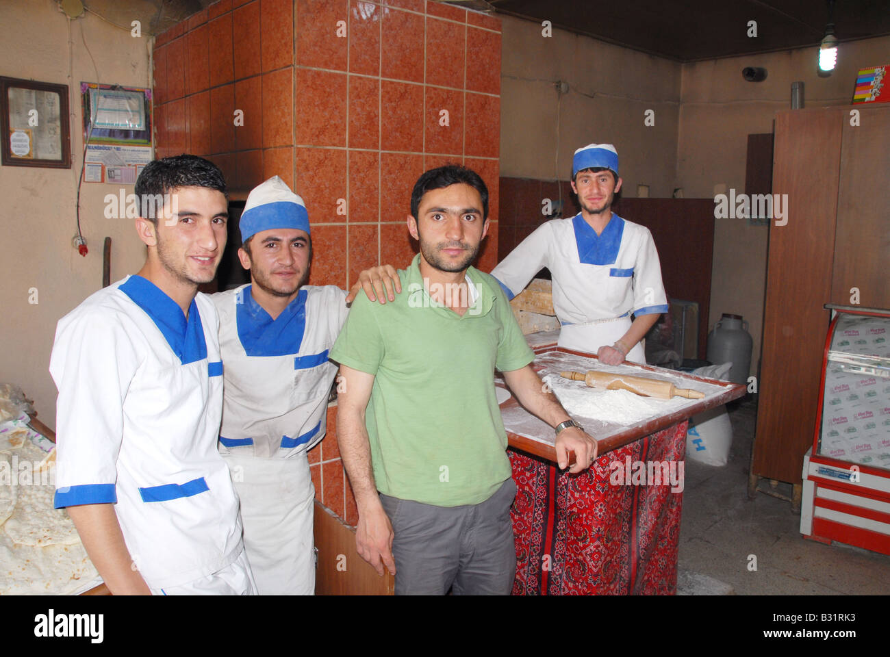 Boulangerie en Turquie où ils cuire du pain dans un four tandoori Banque D'Images