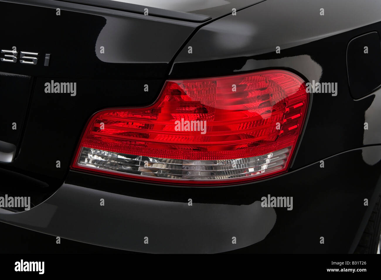 2008 BMW 1-series 135i en noir - Feu arrière Banque D'Images